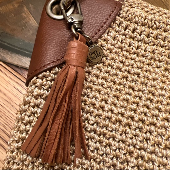 The SAK Indio Crochet Hobo Purse Handbag Woven Bag Tan Pockets Zip Bag Charm - Picture 5 of 11
